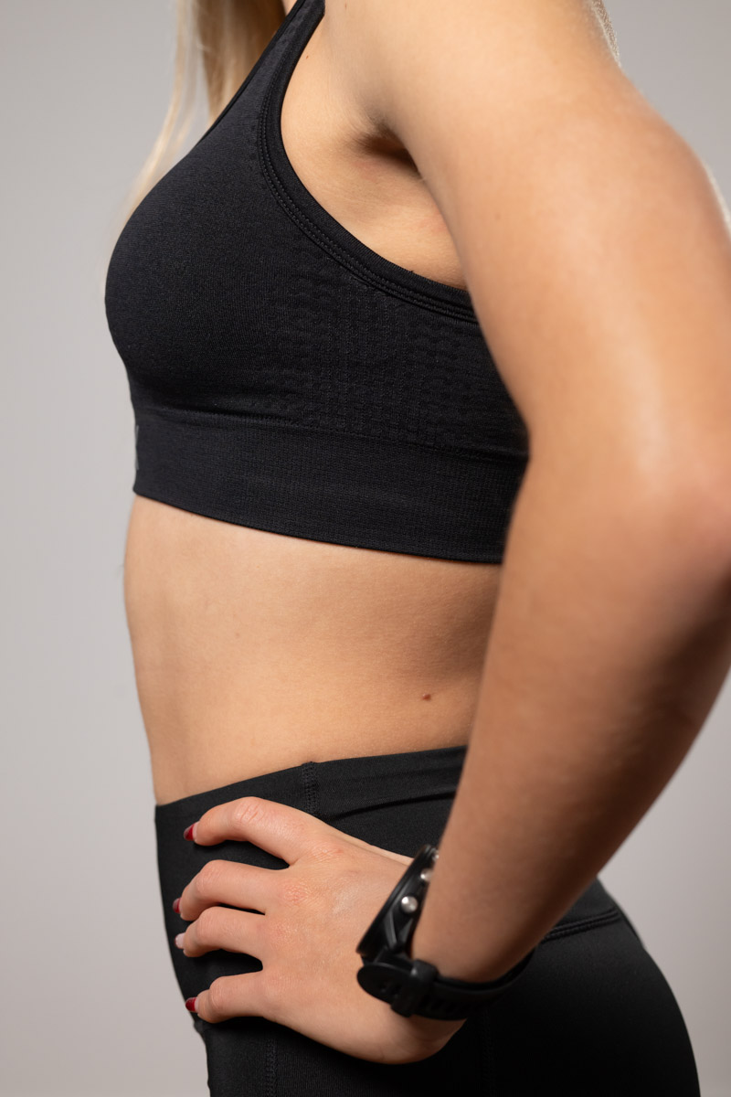 Su tejido compresivo garantiza un ajuste medio-alto para ofrecer una perfecta sujeción y adaptación al cuerpo.
