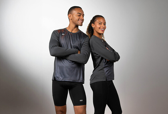 La colección de camisetas técnicas de manga larga para running IGNITE están confeccionadas con tejido 100% reciclado.